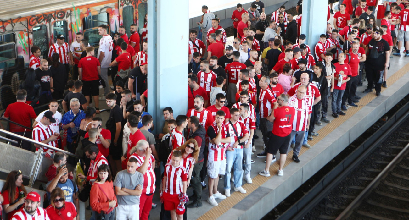 «Κοκκίνισε» το Φάληρο από φίλους του Ολυμπιακού που ετοιμάζονται για τον τελικό Κυπέλλου