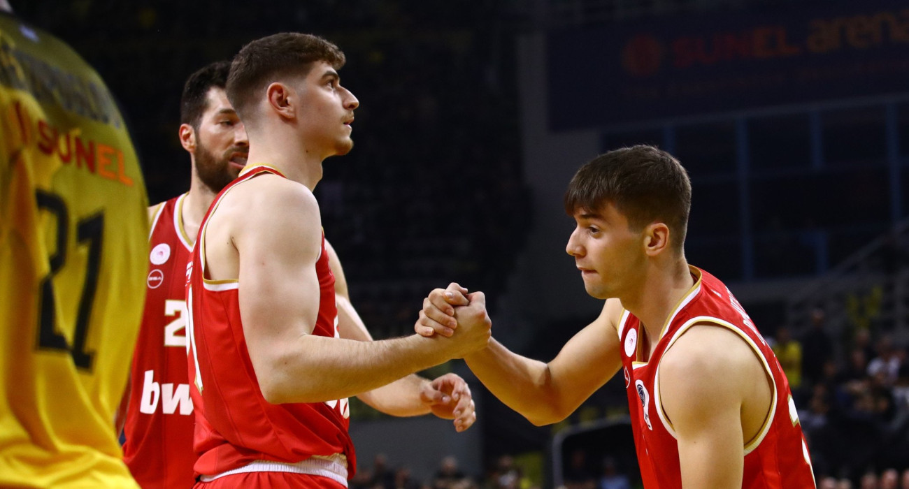 Ποιοι είναι οι δύο πιτσιρικάδες που έριξε στο παρκέ ο Μπαρτζώκας στο ΑΕΚ-Ολυμπιακός