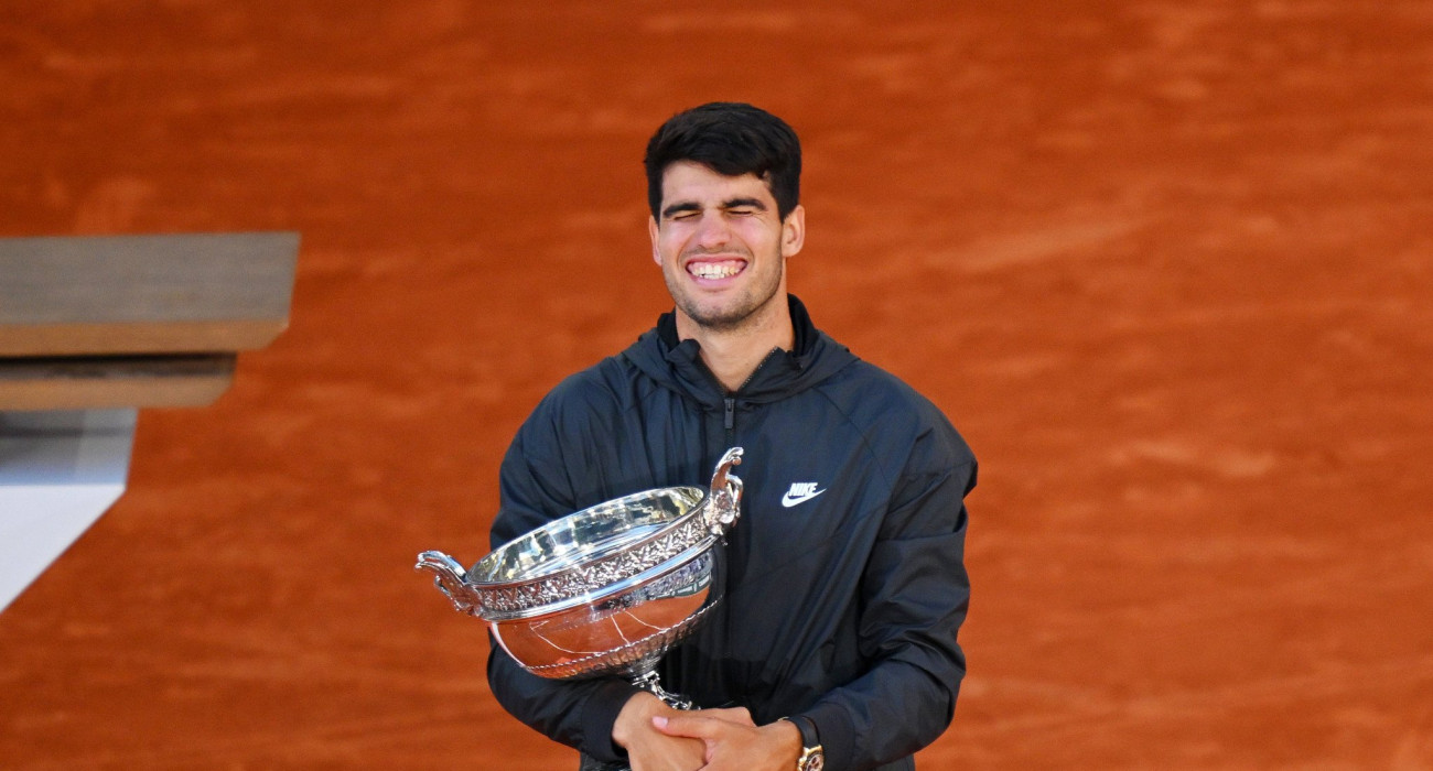 Ο Κάρλος Αλκάραθ με το τρόπαιο του Ρολάν Γκαρός / Πηγή: Getty Images