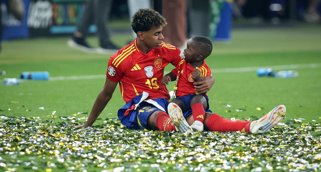 Ο Λαμίν Γιαμάλ με τον αδερφό του μετά την κατάκτηση του Euro / Πηγή: Getty Images