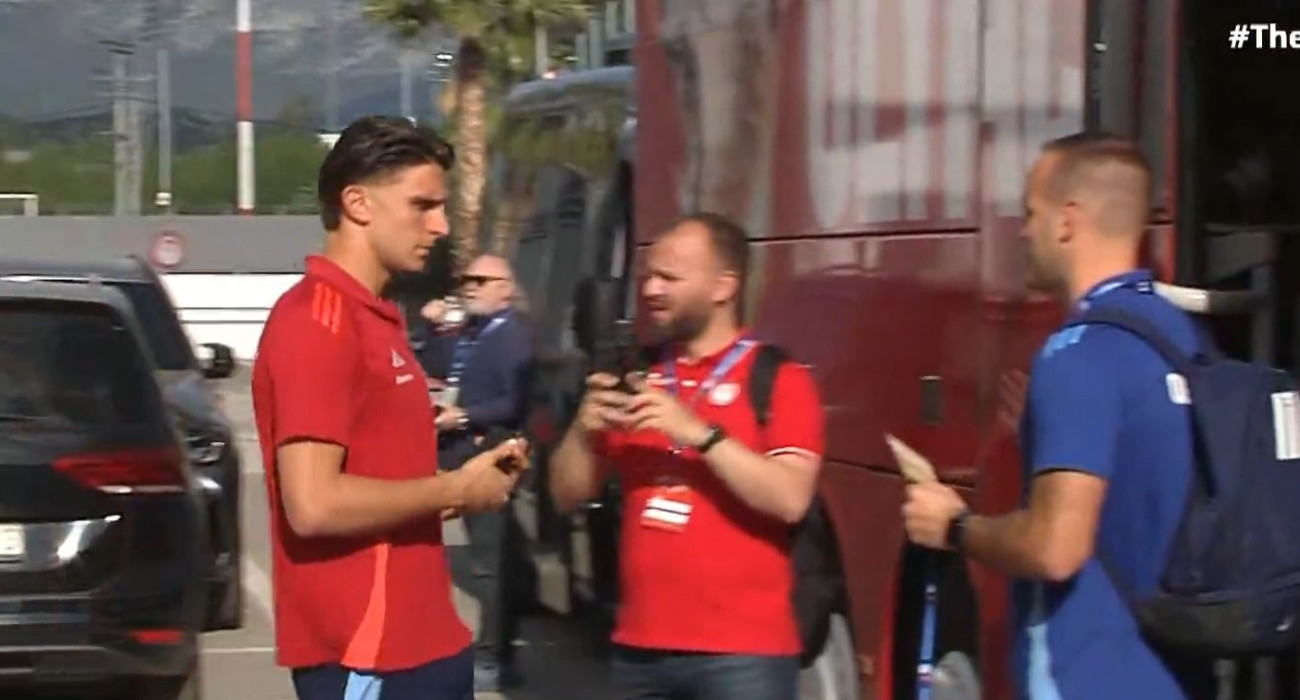 Η αναχώρηση της αποστολής του Ολυμπιακού για το ΟΑΚΑ (video)