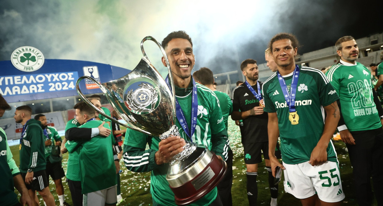 Ο Ζοζέ Κάρλος Γκονσάλες Ροντρίγκες ή κατά κόσμον «Ζέκα» με το Κύπελλο που κατέκτησε πέρσι ο Παναθηναϊκός - ΠΗΓΗ: Eurokinissi