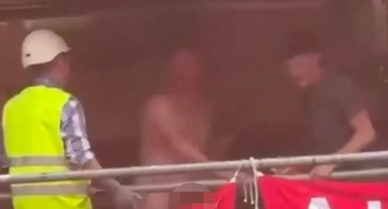 Επικό σκηνικό - Γυμνός οπαδός της Γιουνάιτεντ χόρευε γυμνός σε σκαλωσιά