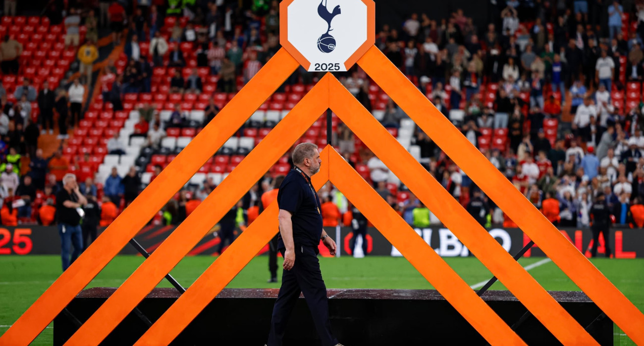 Ο Άγγελος Ποστέκογλου επάνω στο podium του Europa League: Getty Images