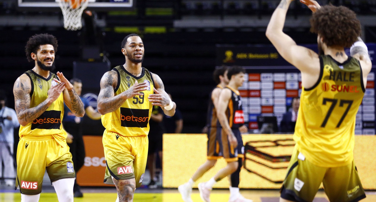 Αποθέωσε για τελευταία φορά Σάκοτα και παίκτες ο κόσμος της ΑΕΚ Betsson