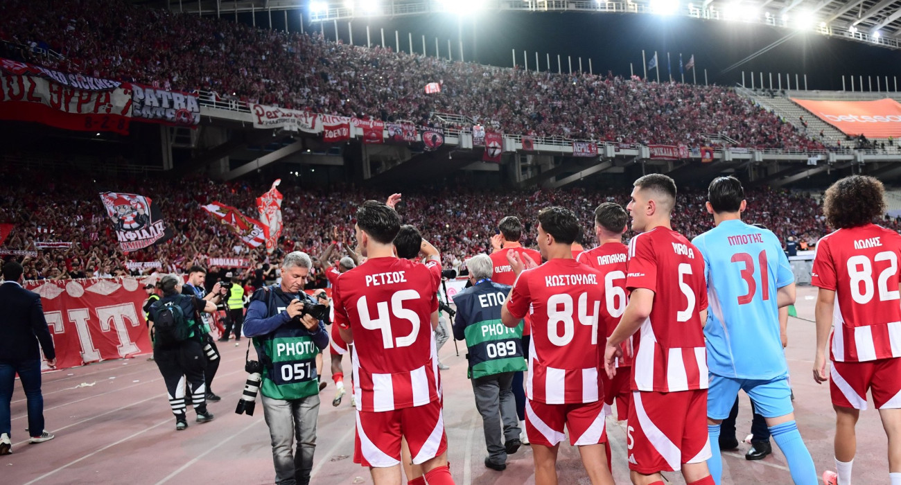 Οι πανηγυρισμοί του Ολυμπιακού μαζί με τον κόσμο για την κατάκτηση του Κυπέλλου (video)