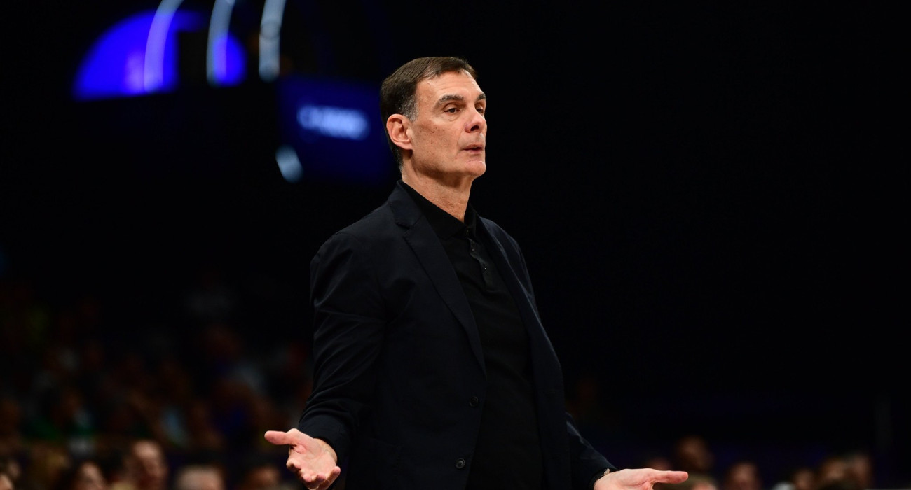 O Γιώργος Μπαρτζώκας στον πάγκο του Ολυμπιακού,Πηγή: Eurokinissi