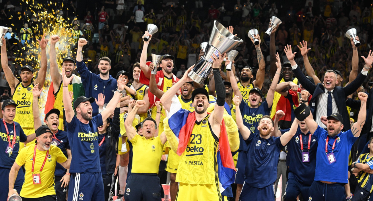 Η Φενέρμπαχτσε σηκώνει το τρόπαιο της EuroLeague, Πηγή: Eurokinissi