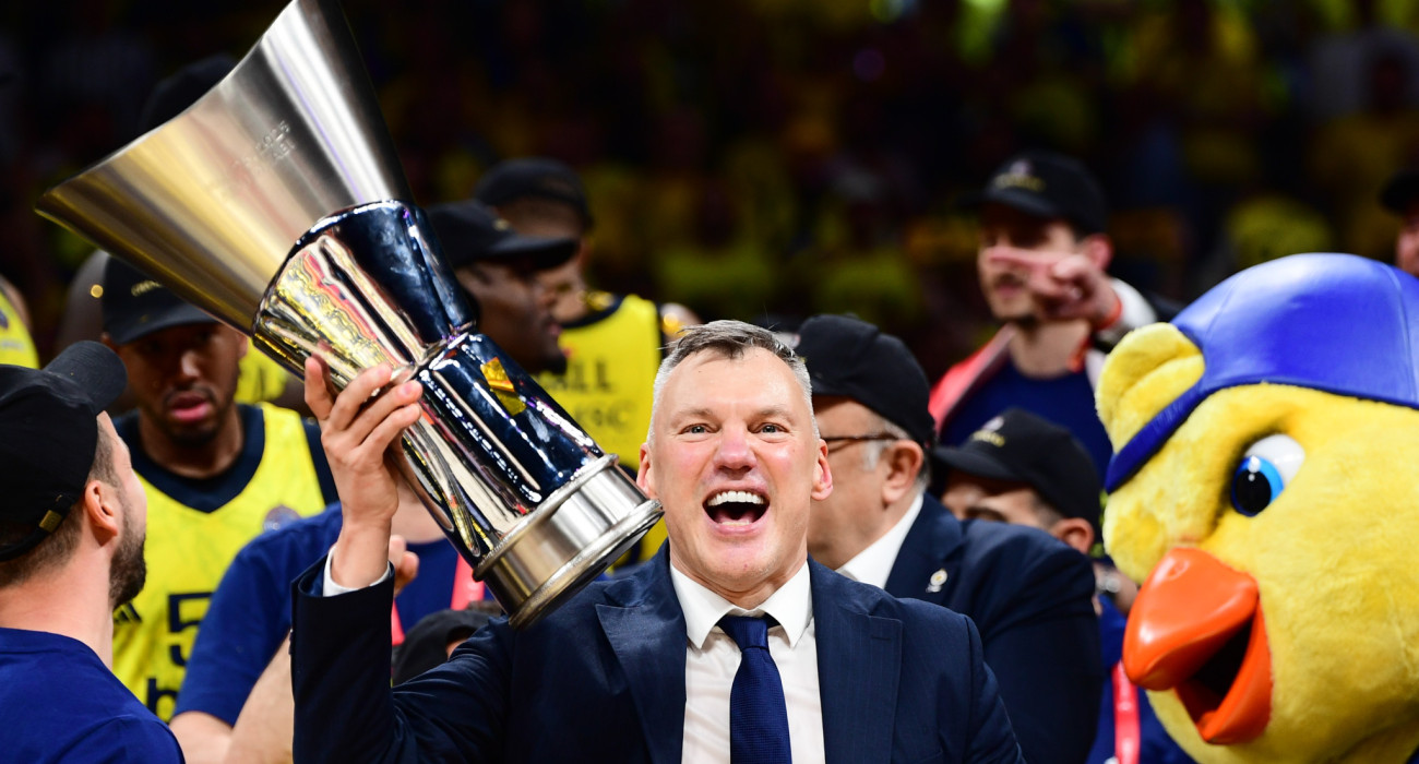 Ο Σάρας Γιασικεβίτσιους με το τρόπαιο της EuroLeague, Πηγή: Eurokinissi