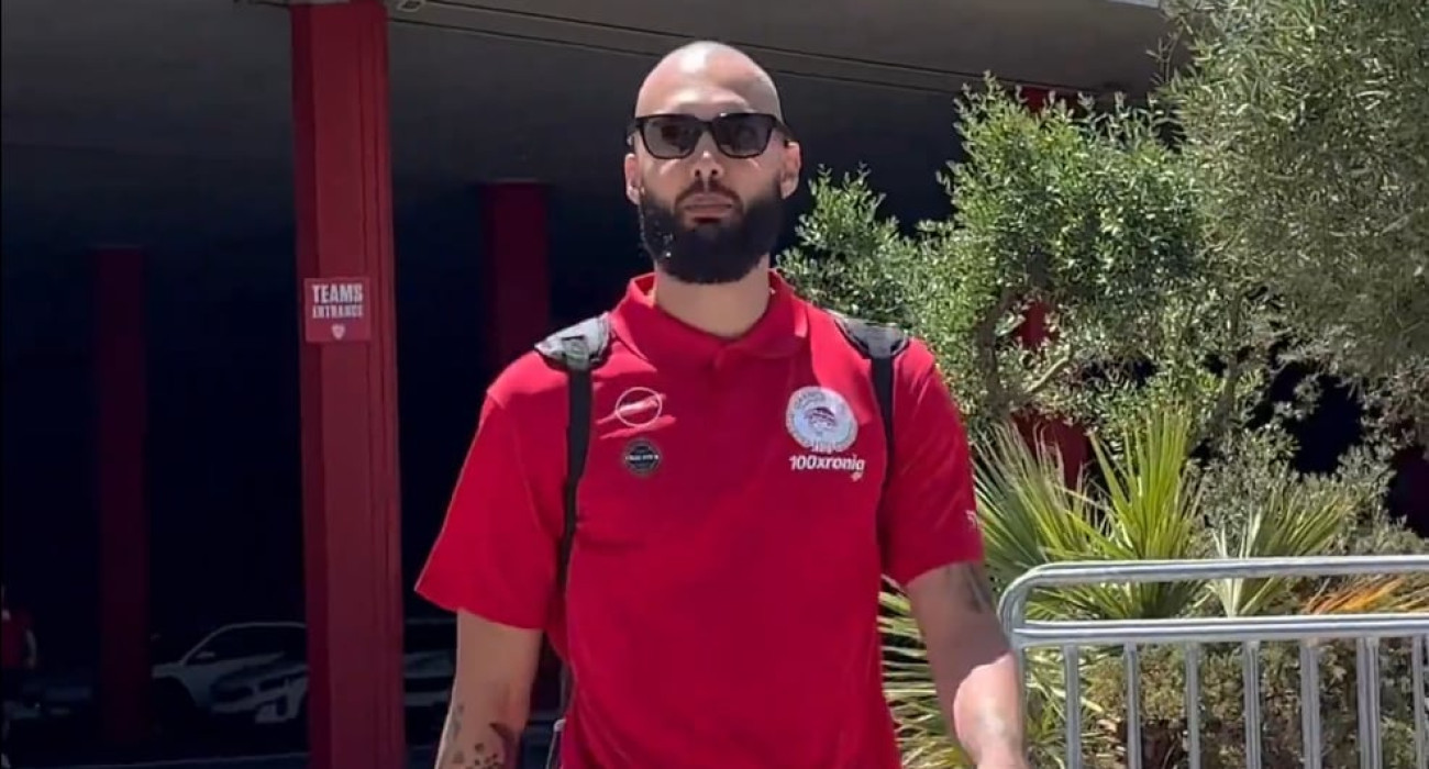 Το «Habibi» του Φουρνιέ στην αναχώρηση του Ολυμπιακού για Άμπου Ντάμπι (video)