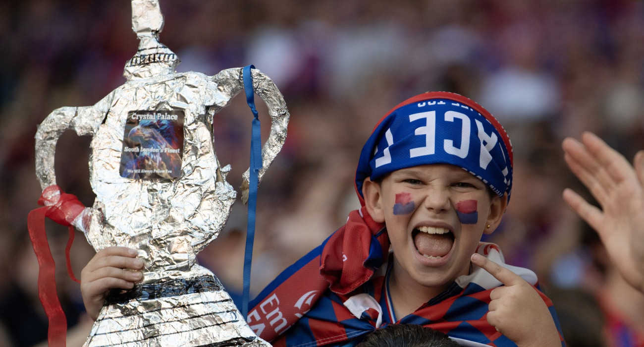 Ο πιτσιρικάς πανηγυρίζει την κατάκτηση του Κυπέλλου από την Κρίσταλ Πάλας / Πηγή: GettyImages