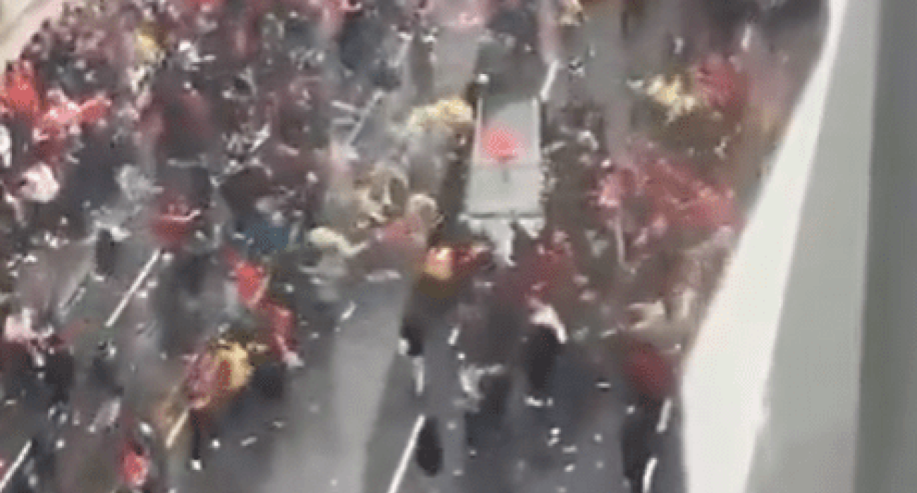 Η στιγμή που το αυτοκίνητο χτυπά πεζούς στην παρέλαση της Λίβερπουλ / Screenshot