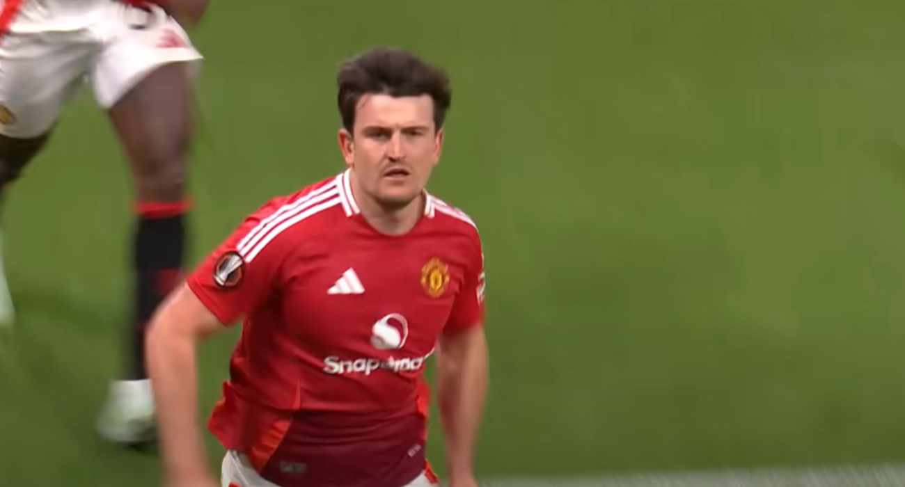 Ο Χάρι Μαγκουάιρ με τη φανέλα της Μάντσεστερ Γιουνάιτεντ/ Screenshot