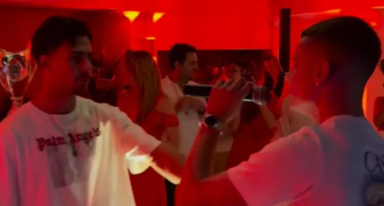 Μουζακίτης και Κωστούλας γλεντάνε το double του Ολυμπιακού