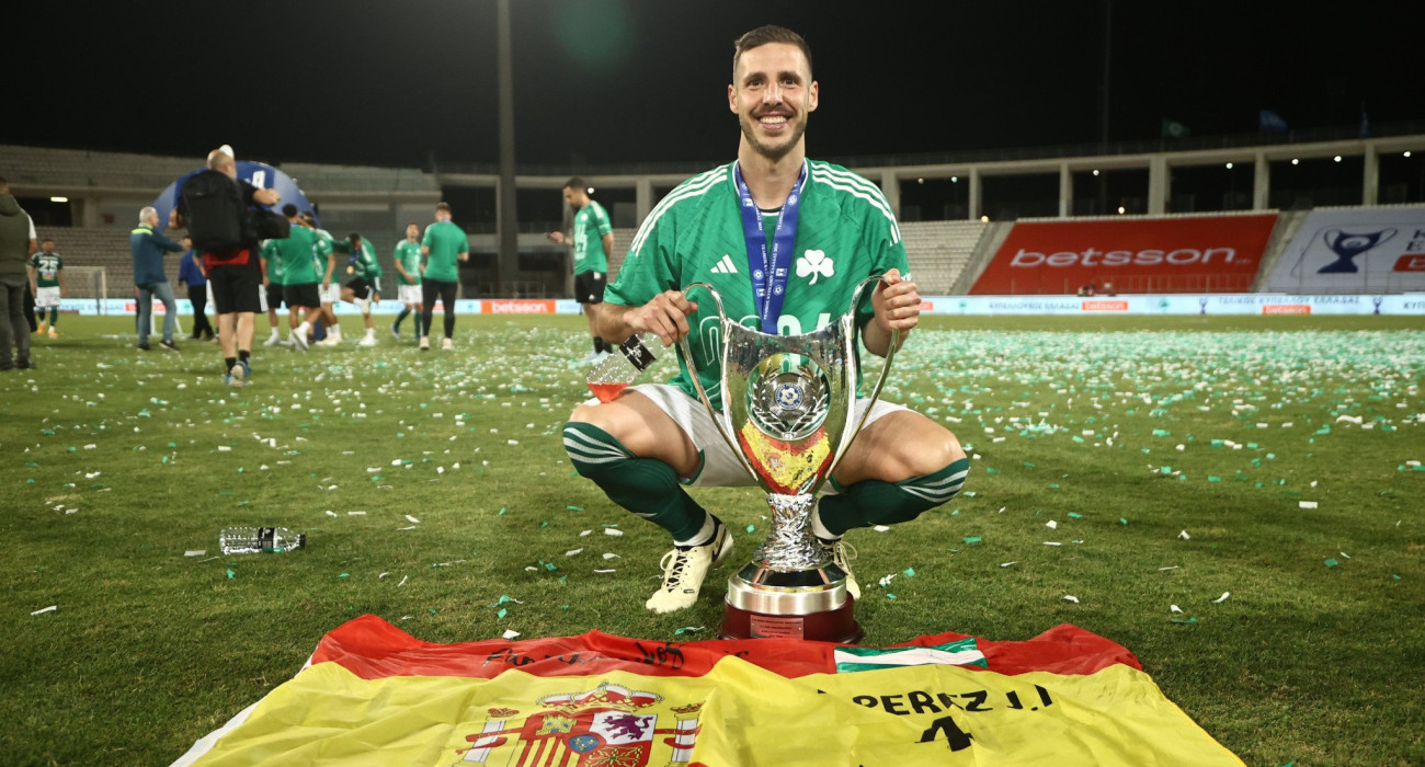 Ο Ρουμπέν Πέρεθ με το Κύπελλο Ελλάδας που κατέκτησε με τον Παναθηναϊκό το 2024 - ΠΗΓΗ: Eurokinissi
