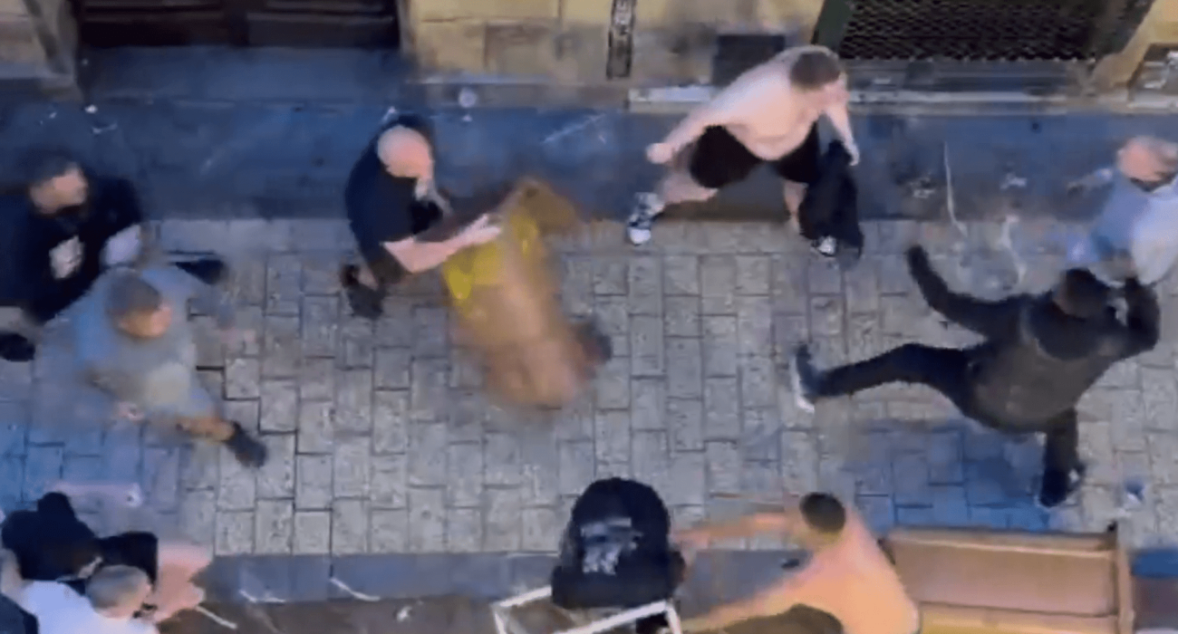 Αγριες συμπλοκές πριν τον τελικό - Χούλιγκαν της Τότεναμ και της Γιουνάιτεντ τα έκαναν «γυαλιά καρφιά»  (video)