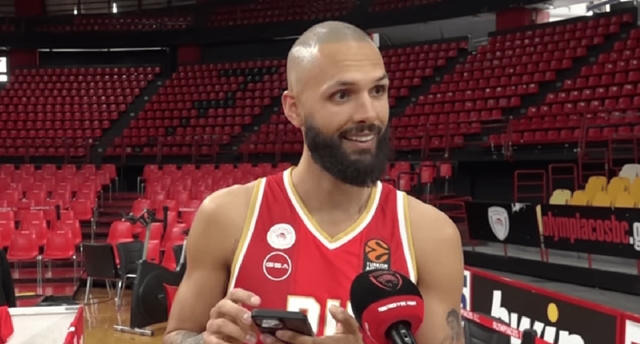 Ο Φουρνιέ είναι στο Άμπου Ντάμπι αλλά ψάχνει το καλύτερο σουβλάκι στην Αθήνα (video)