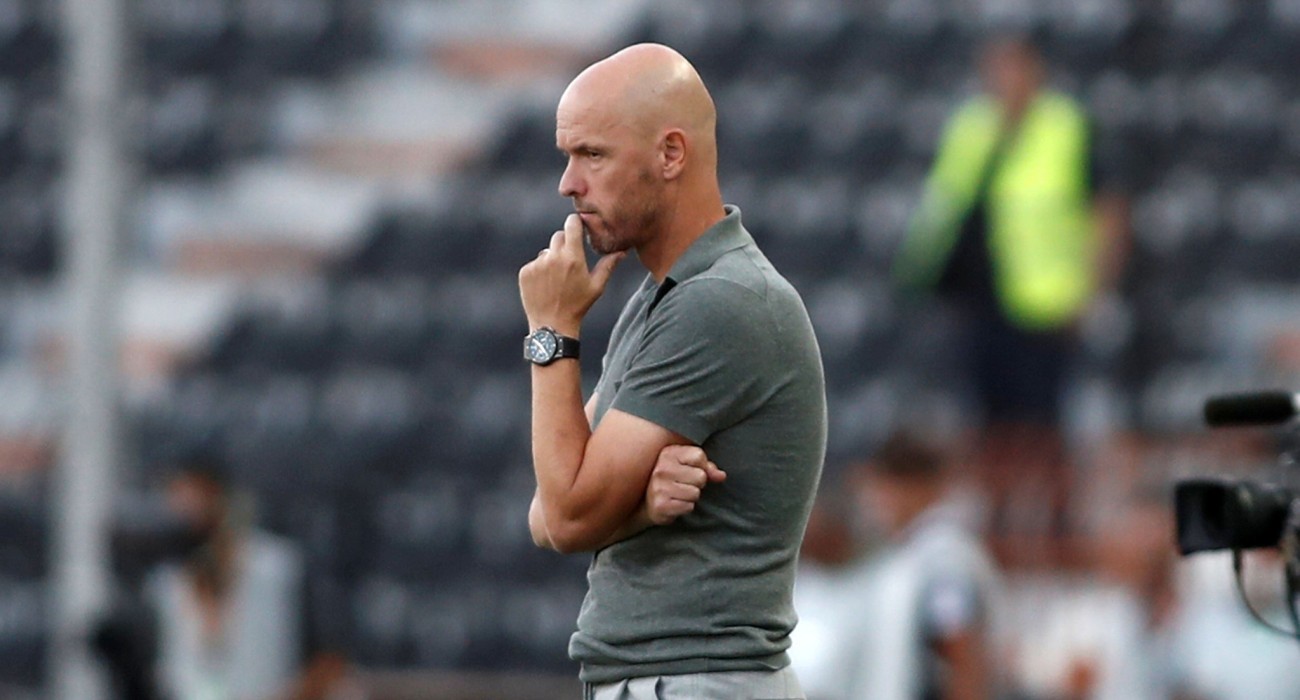 O Έρικ Τεν Χάγκ παρακολουθεί σκεπτόμενος τους ποδοσφαιριστές του/Πηγή: Intime