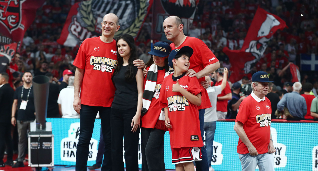 Έτσι έζησαν οι Αγγελόπουλοι την κατάκτηση του πρωταθλήματος από τον Ολυμπιακό (video)