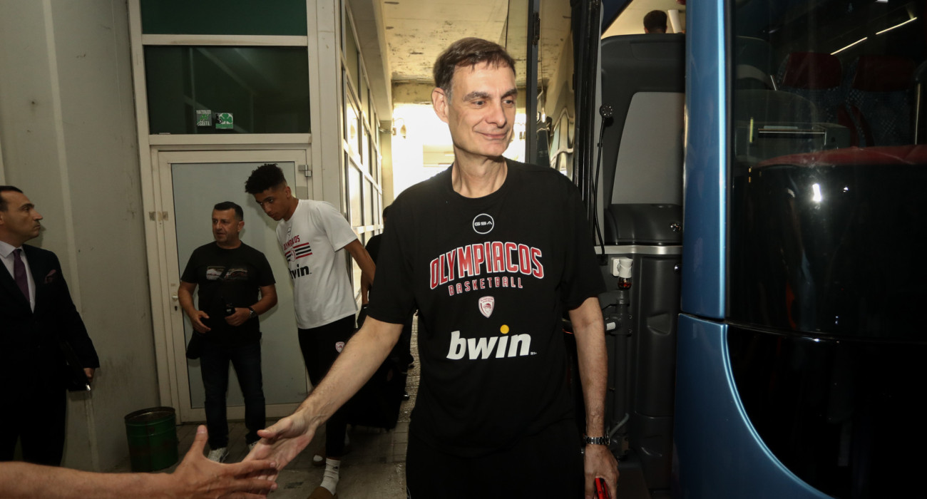 H άφιξη του Ολυμπιακού στο ΟΑΚΑ για τον τρίτο τελικό (video)