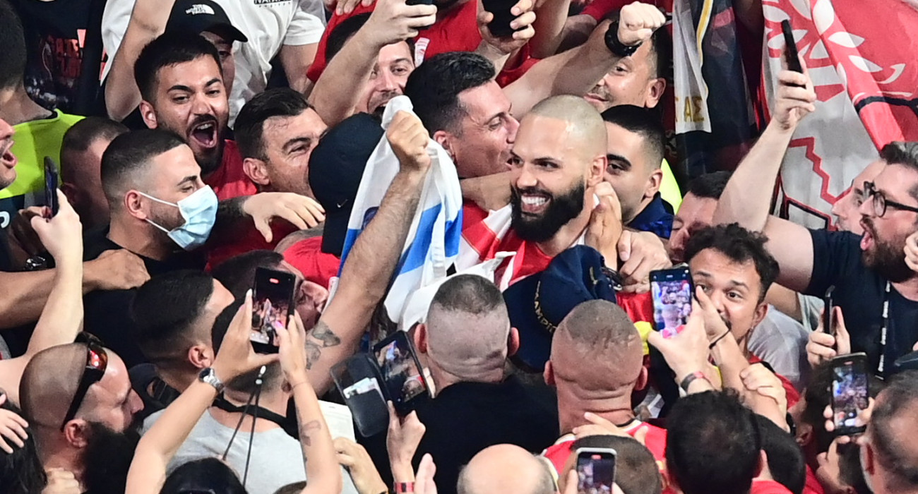 Ο Φουρνιέ με τον κόσμο του Ολυμπιακού, Πηγή: Eurokinissi