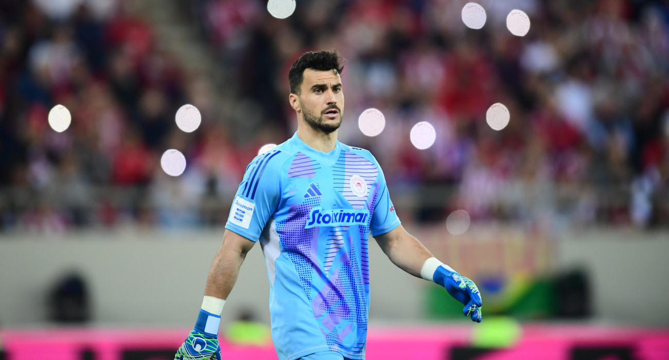 Ο Αλέξανδρος Αναγνωστόπουλος με τη φανέλα του Ολυμπιακού / Πηγή: Eurokinissi