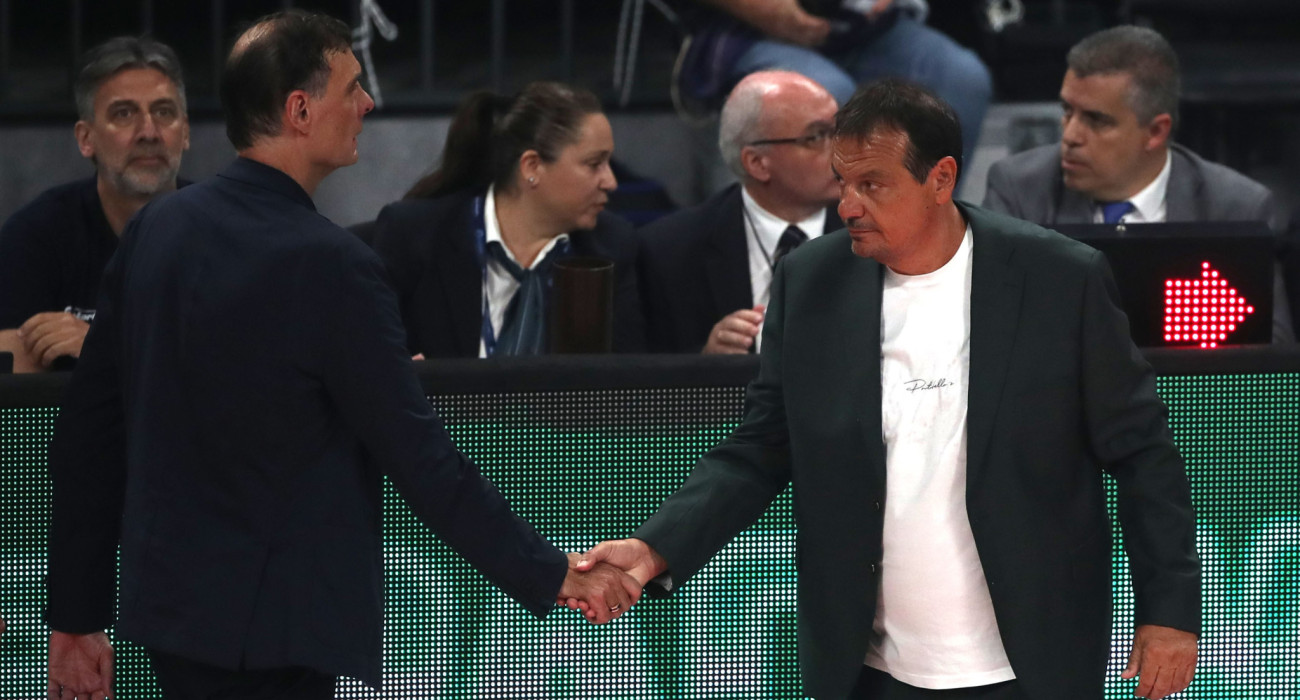 Ενσταντανέ του Γιώργου Μπαρτζώκα με τον Εργκίν Αταμάν / Πηγή: Eurokinissi