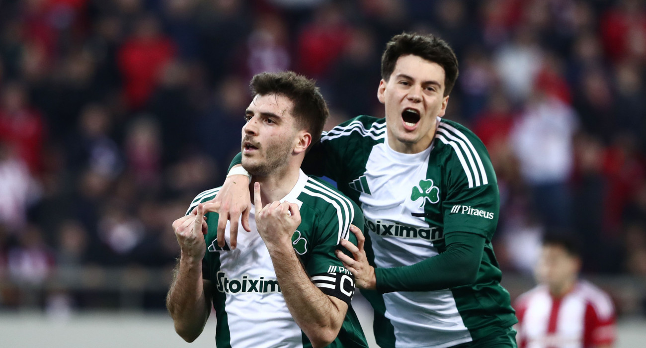 Ο Φώτης Ιωαννίδης με τον Φακούντο Πελίστρι, πανηγυρίζουν το γκολ που σημείωσε ο πρώτος στο ντέρμπι της κανονικής περιόδου με τον Ολυμπιακό στο Φάληρο - ΠΗΓΗ: ΙΝΤΙΜΕ