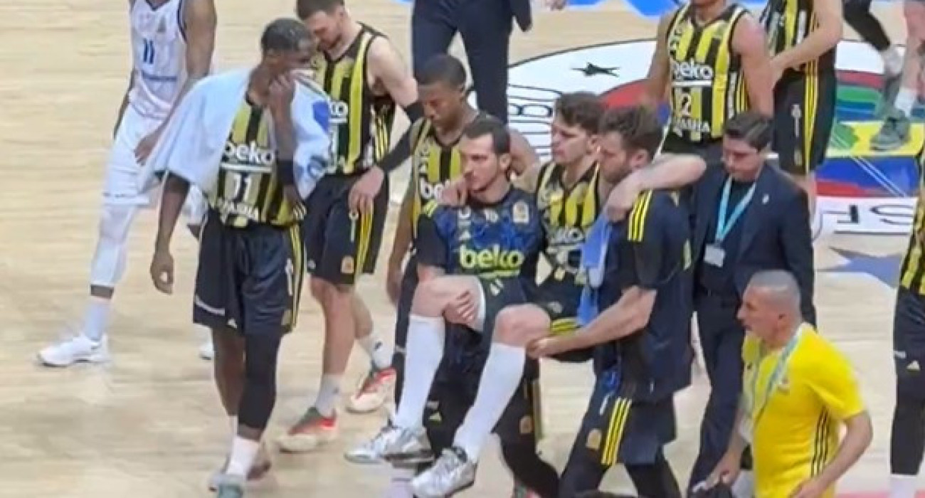 Σοκ στη Φενέρ: Ο Μπιμπέροβιτς χτύπησε άσχημα και οι συμπαίκτες του τον μετέφεραν εκτός παρκέ (video)
