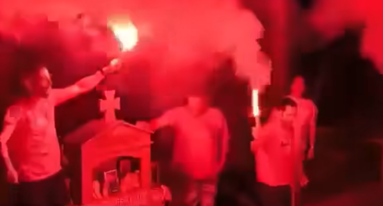 Φίλαθλοι του Ολυμπιακού γιόρτασαν το πρωτάθλημα στο νεκροταφείο με φίλο τους που «έφυγε» από τη ζωή (vid)