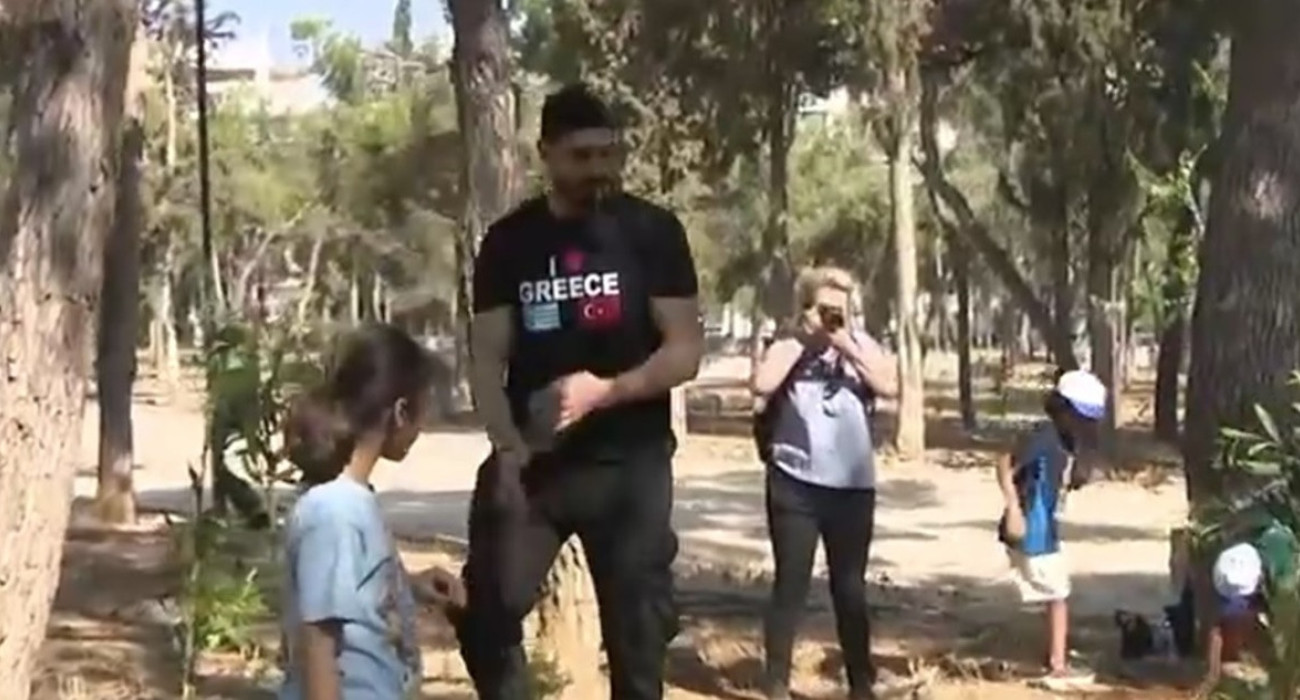 Ο Ενές Καντέρ πήρε μέρος σε δενδροφύτευση στην Αθήνα με μπλουζάκι «αγαπώ την Ελλάδα»