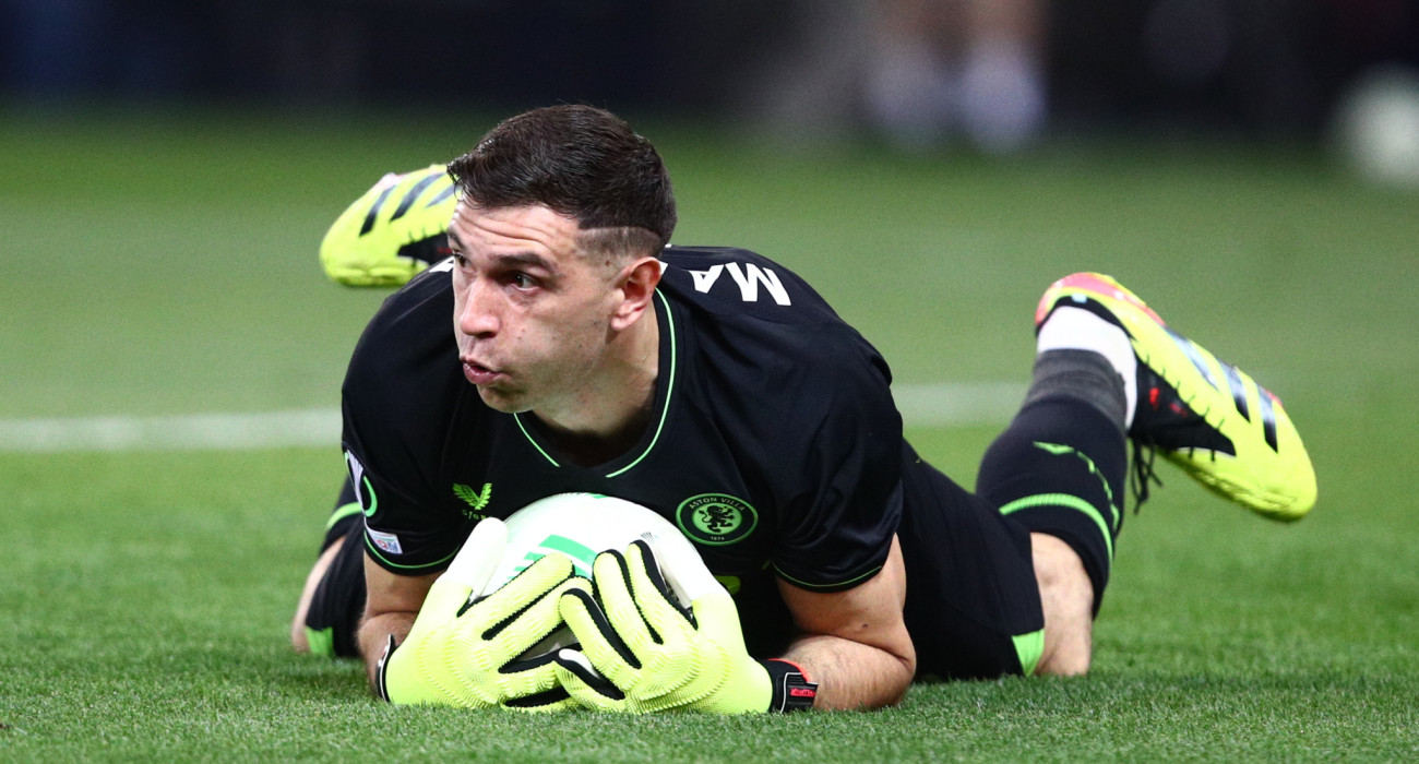 Ο Εμιλιάνο Μαρτίνες με τη φανέλα της Άστον Βίλα / Πηγή: Eurokinissi