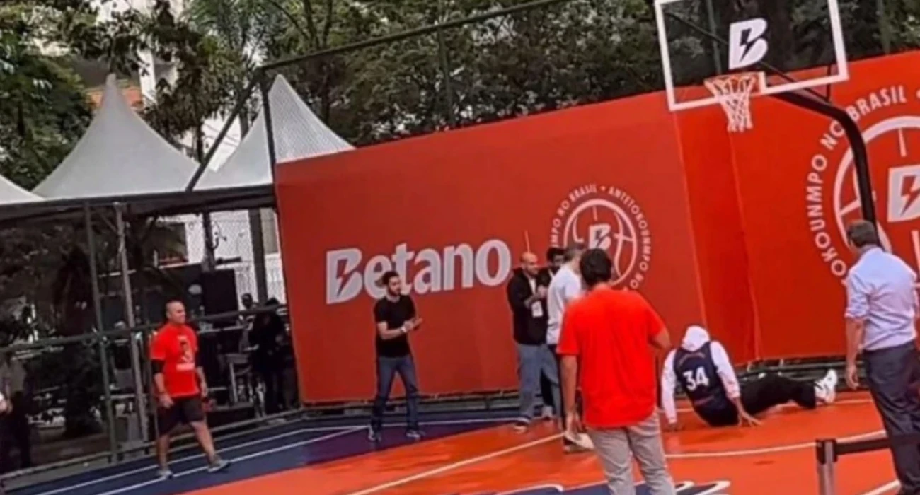 Ο Γιάννης Αντετοκούνμπο έφαγε μία επική τούμπα στην προσπάθειά του να καρφώσει (video)