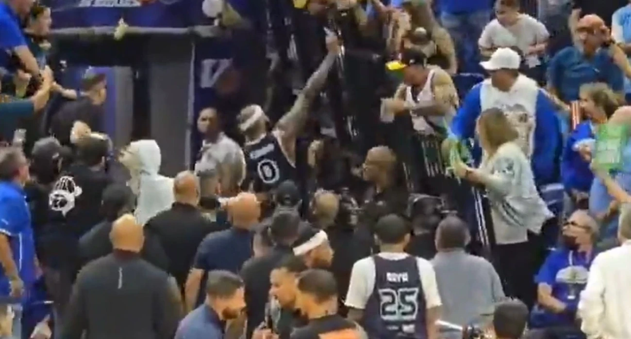 Ο ΝτεΜάρκους Κάζινς αποβλήθηκε, έκανε κ@λοδάχτυλα και παραλίγο να έρθει στα χέρια με θεατές (video)