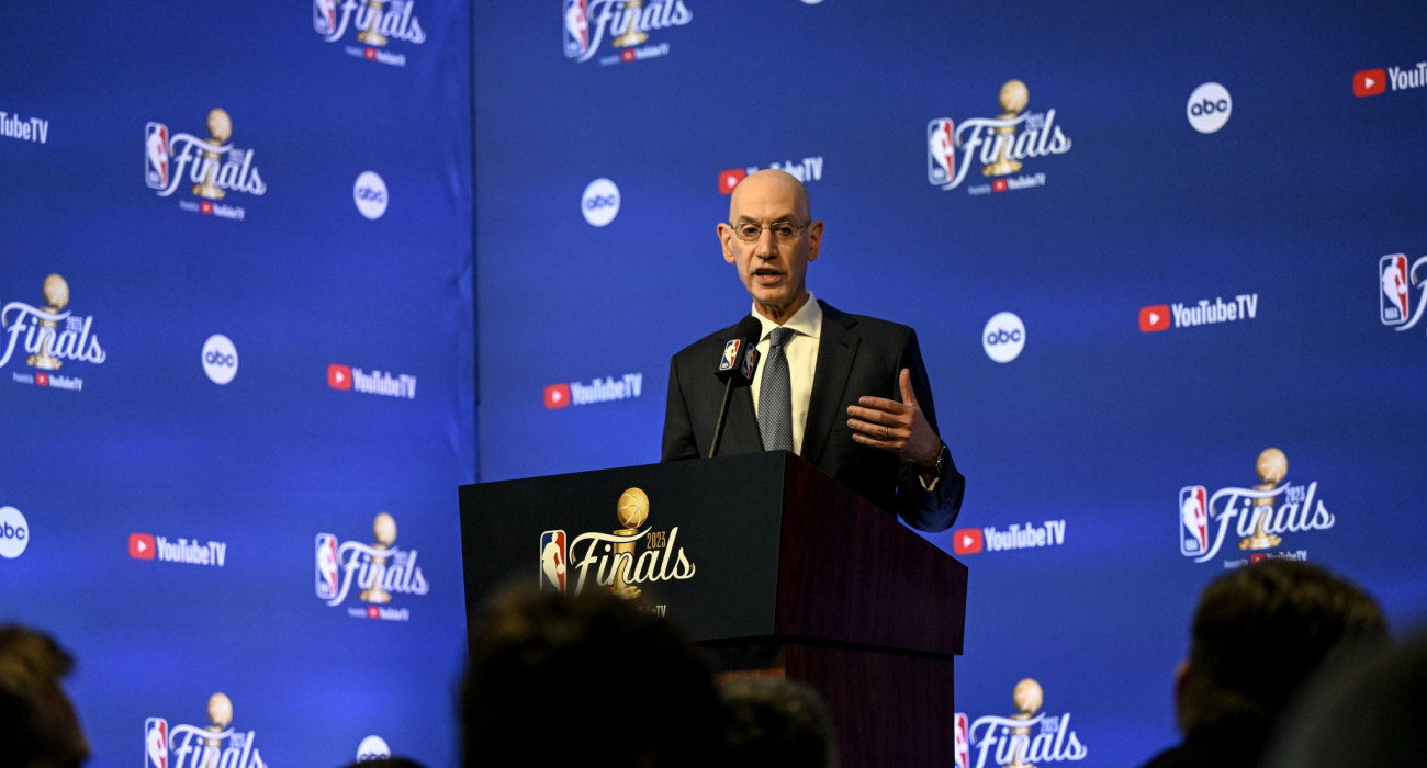 Ο Κομισάριος του ΝΒΑ, Άνταμ Σίλβερ / Πηγή: AAron Ontiveroz / The Denver Post / Ideal Images