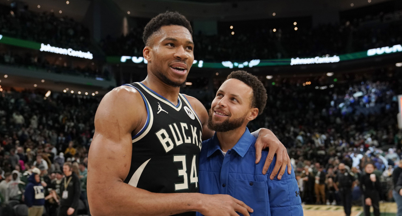 Ο Γιάννης Αντετοκούνμπο και ο Στέφεν Πηγή: Patrick McDermott  / Getty Images / Ideal Images