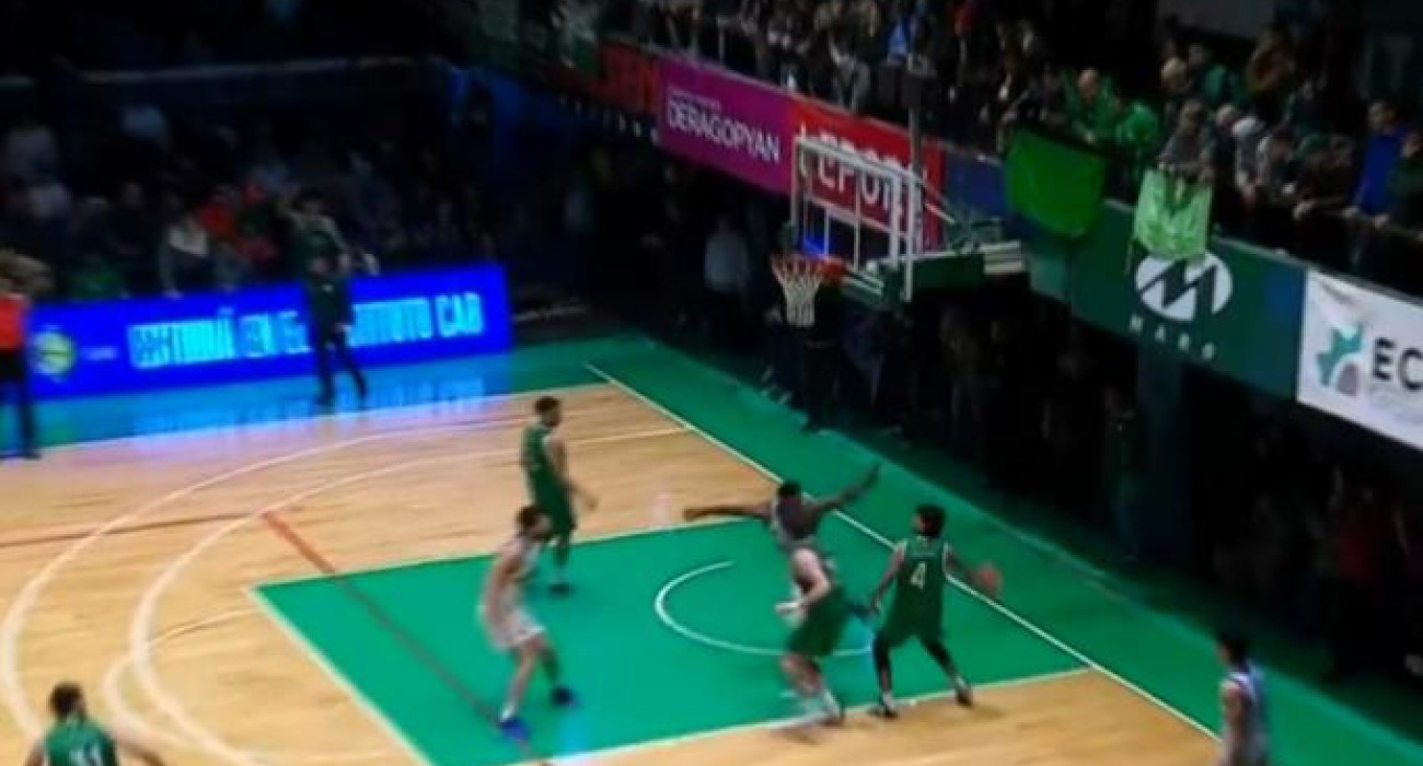 Τρομερό buzzer beater από τη μία μπασκέτα στην άλλη στο πρωτάθλημα Αργεντινής (video)