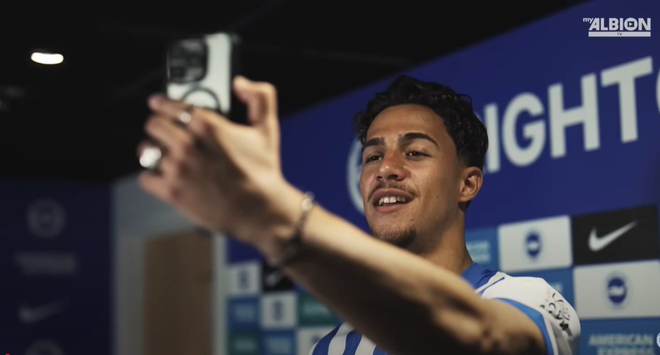 «Με λένε Χαράλαμπο, μπορείτε να με φωνάζετε Μπάμπη»: Οι πρώτες δηλώσεις του Κωστούλα απ' το Μπράιτον