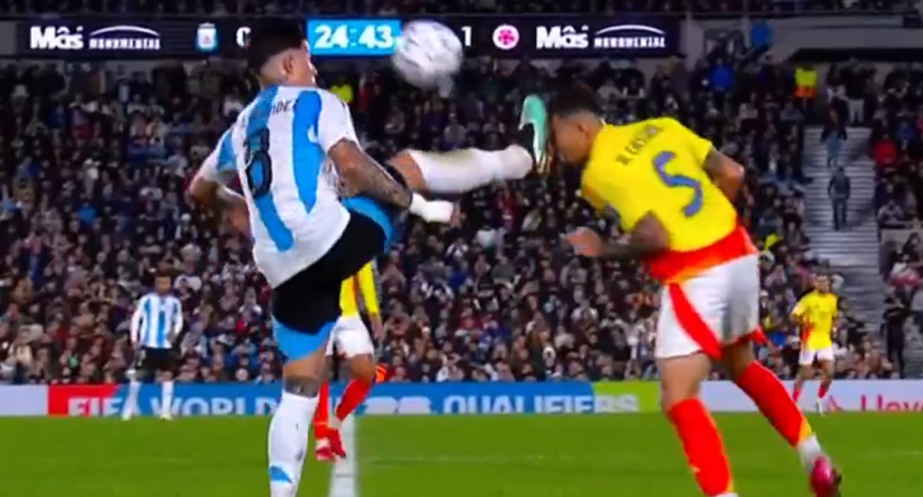 Σοκαριστικός τραυματισμός για τον Καστάνο της Κολομβίας μετά από «καρατιά» του Έντσο Φερνάντες (video)