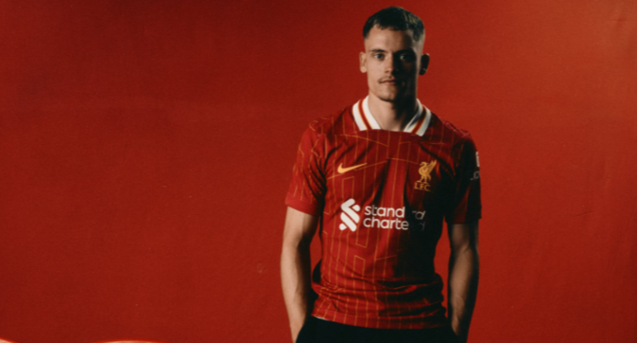 Ο Βιρτς ποζάρει σαν... Γερμανός τουρίστας μετά την επίσημη ανακοίνωση της μεταγραφής του στην Λίβερπουλ