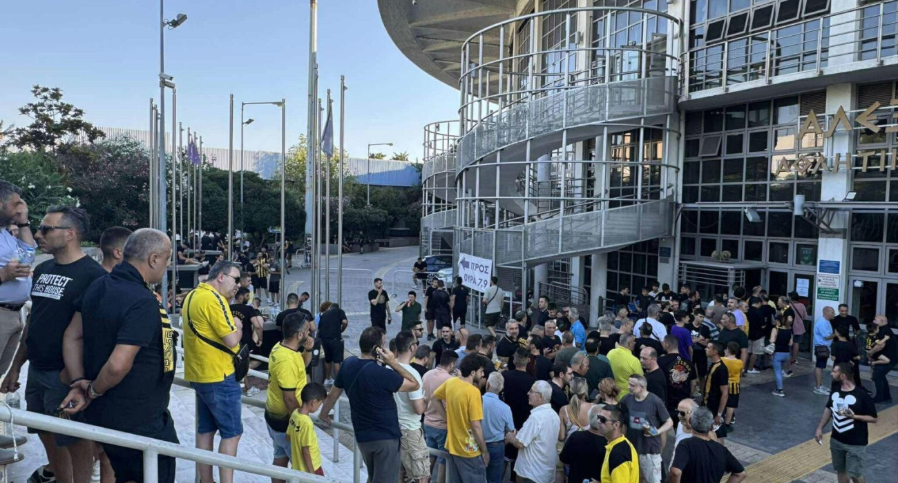 Ουρές κάνει ο κόσμος του Άρη έξω από το Παλέ