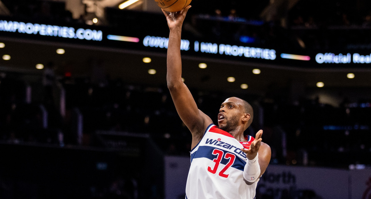 Ο Κρις Μίντλετον με την φανέλα των Γουίζαρντ / Πηγή: Getty Images