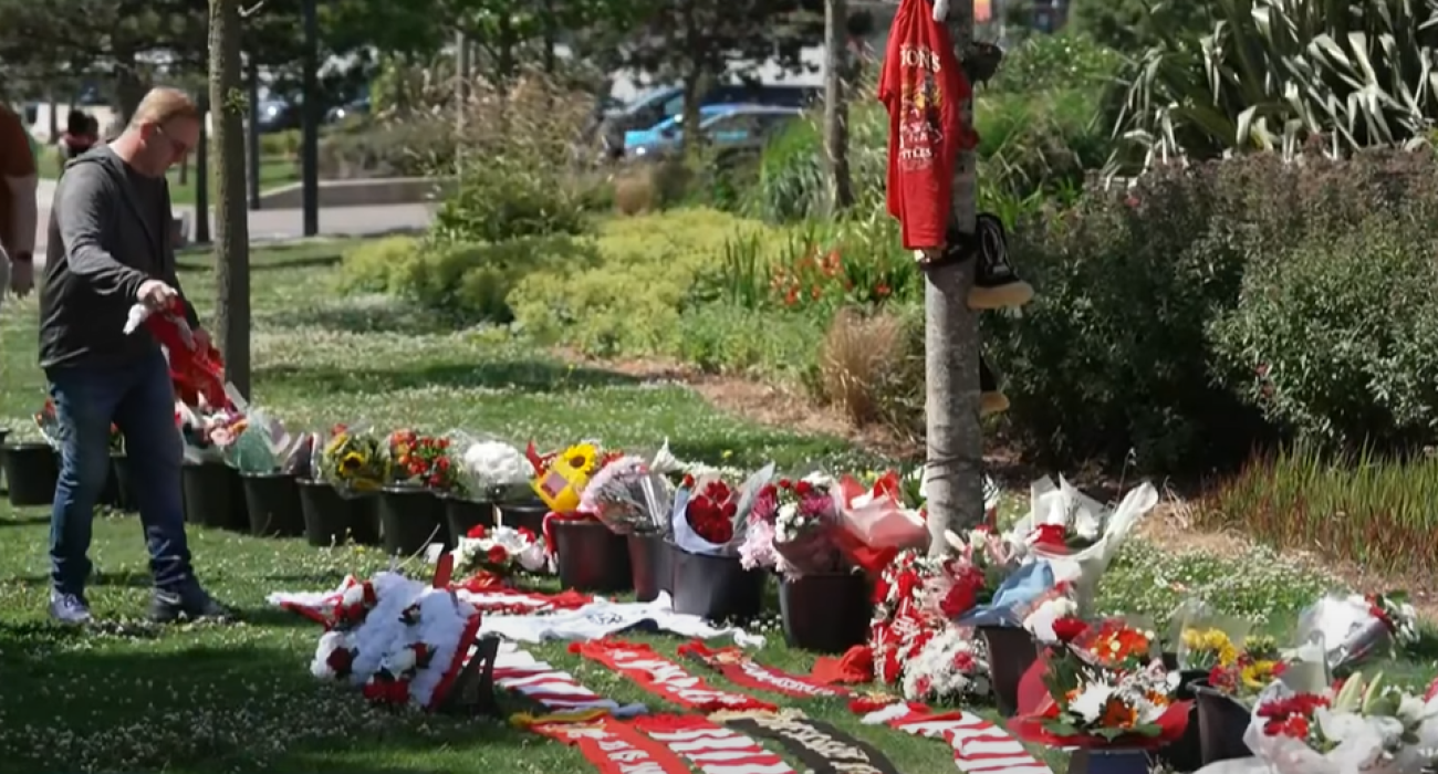 Eικόνες από το Άνφιλντ: Χιλιάδες κόσμου αφήνουν λουλούδια για τον Ζότα (video)