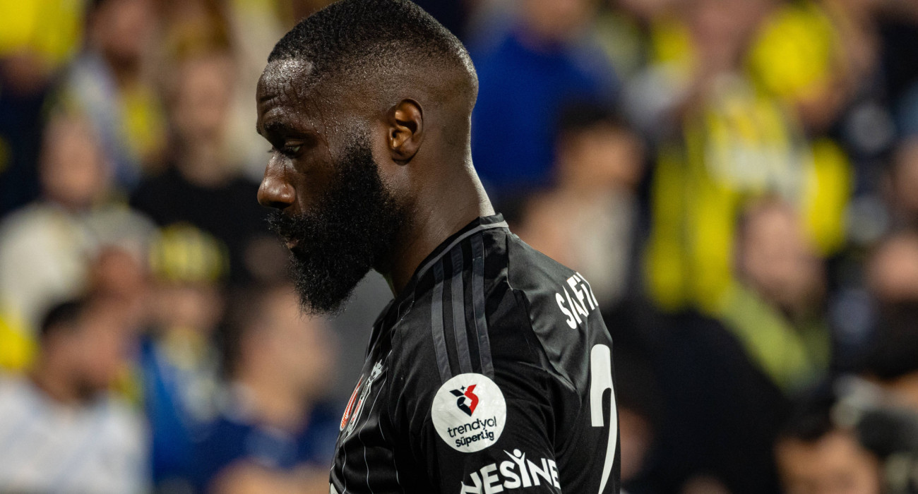 Ο Αρτούρ Μαζουακού με τη φανέλα της Μπεσίκτας/Πηγή: Imago