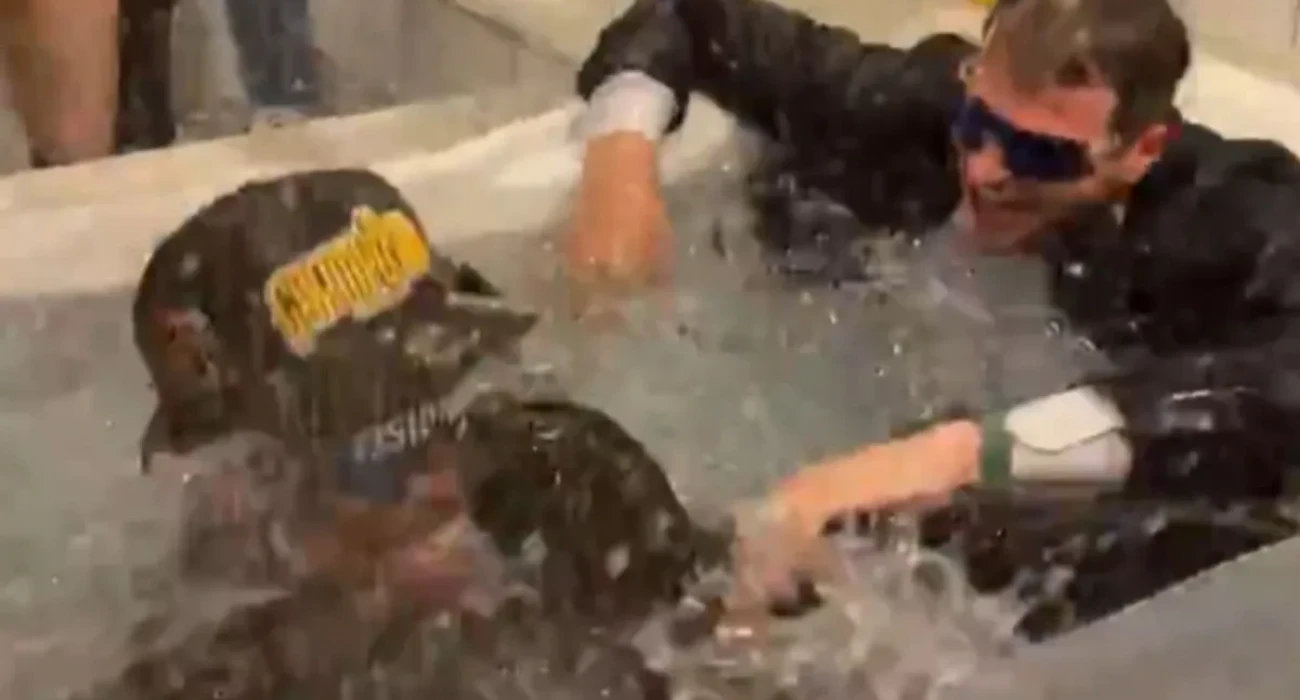 «Τρέλα» στην Παρί για την κατάκτηση του πρωταθλήματος - Πέταξαν στην μπανιέρα Σορτς και Σπλίτερ (video)