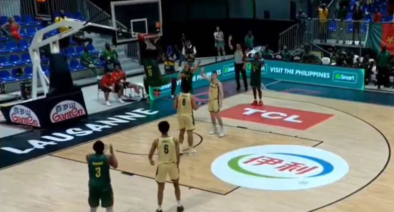 Αδιανόητη φάση: Παίκτης του Καμερούν κάρφωσε στο καλάθι της ομάδας του στο Παγκόσμιο U19 και της κόστισε το παιχνίδι (video)