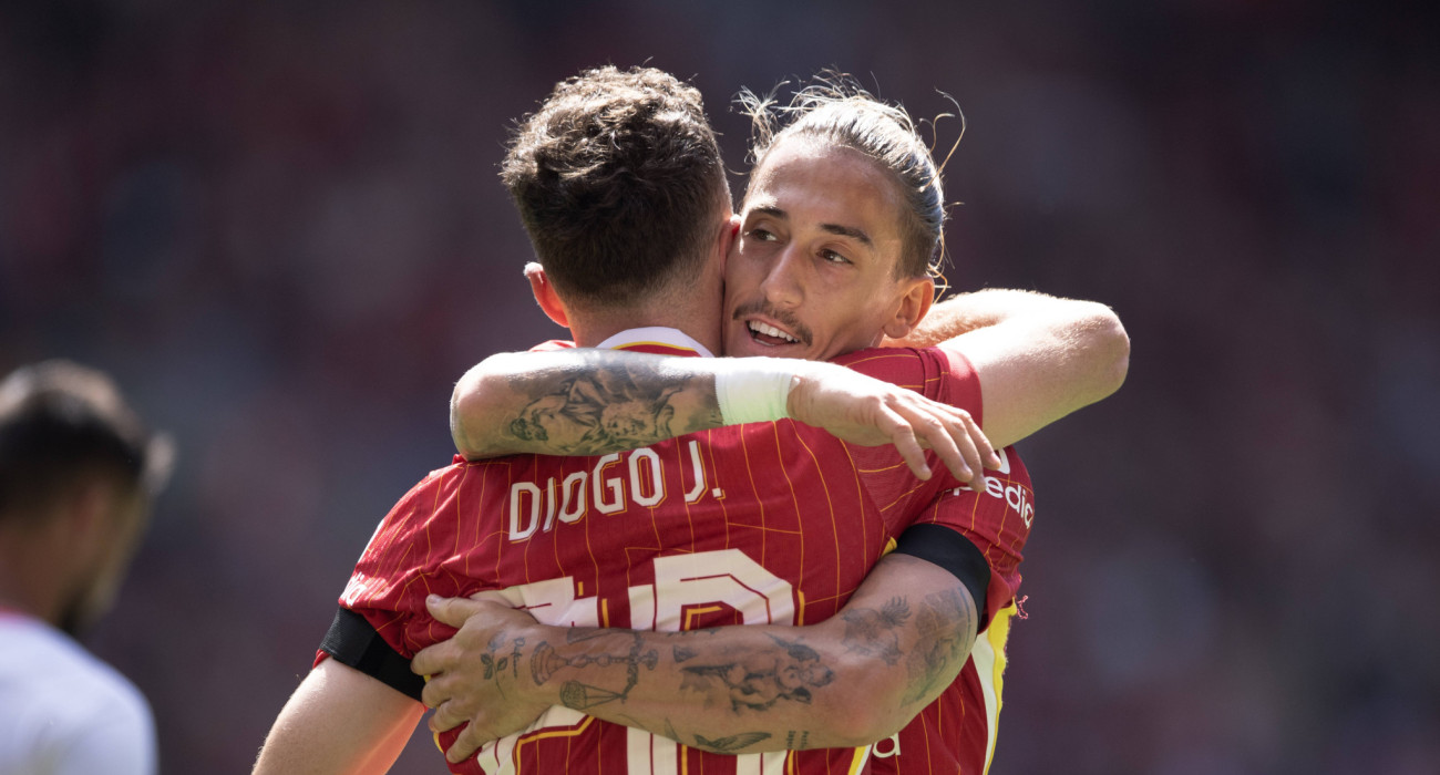 Ο Κώστας Τσιμίκας με τον Ντιόγκο Ζότα στη Λίβερπουλ / Πηγή: Imago