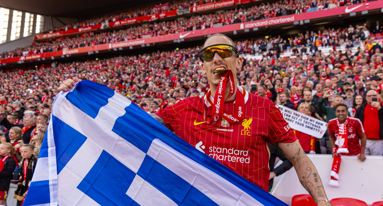 Ο Κώστας Τσιμίκας πανηγυρίζει με τη Λίβερπουλ / Πηγή: Imago