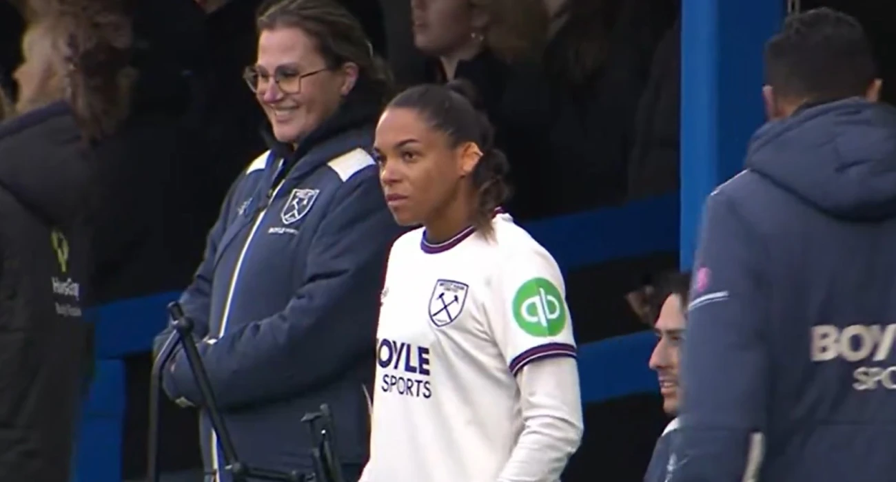 Ποδοσφαιρίστρια ήταν έτοιμη για το ντεμπούτο της, αλλά λογάριαζε χωρίς το… σκουλαρίκι της