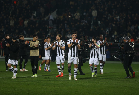 Ένα αλέκιαστο ευρωπαϊκό ασπρόμαυρο κοστούμι